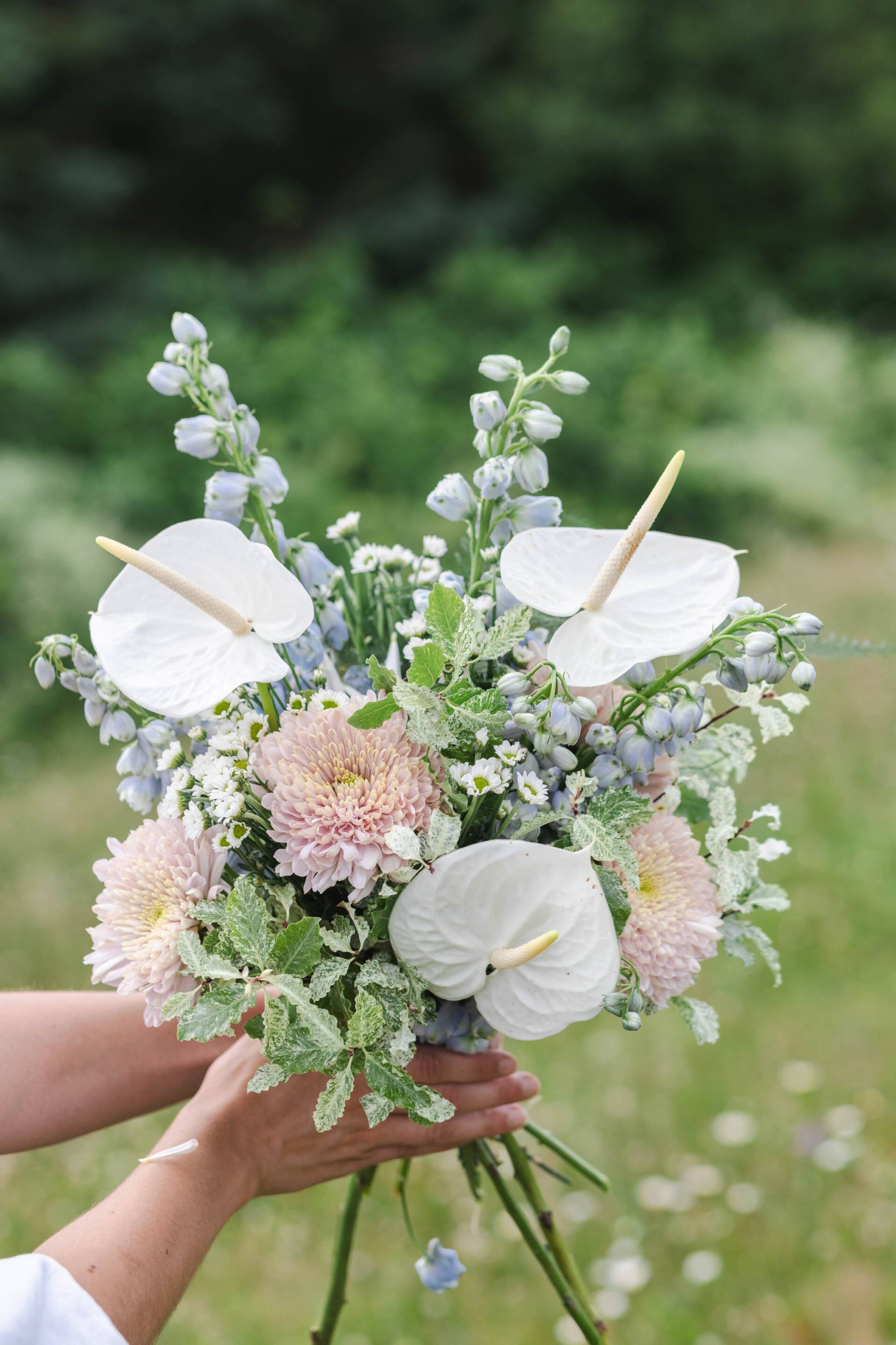 Bridal bouquet for romantique flowers modern inspo. Made by flower shop owner, Julie Losier, from Primavera floral studio a local wedding florist in Moncton delivering wedding flowers in New Brunswick